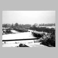 106-1076 Winter 1996-97 - die alte Pregelbruecke, im Vordergrund die Bruecke ueber die Schleuse .jpg